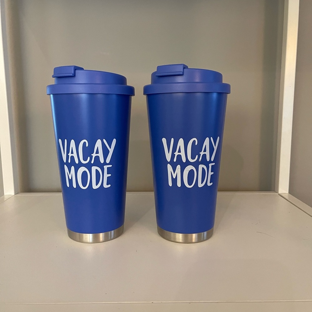 Set of 2 insulated cups with lids